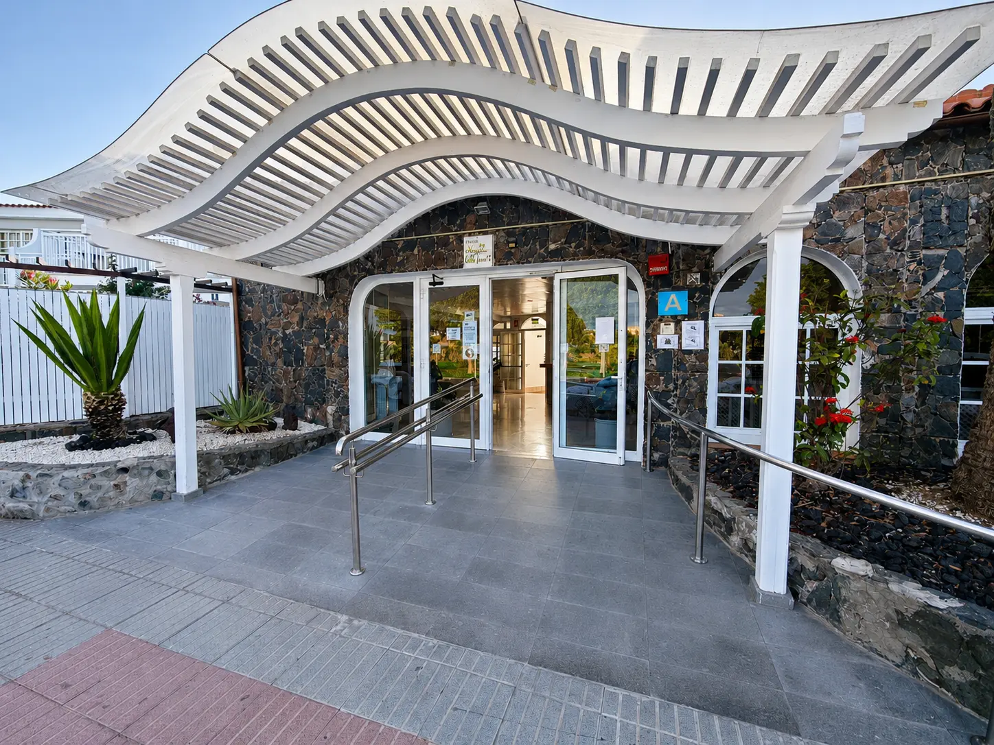 Exterior y acceso