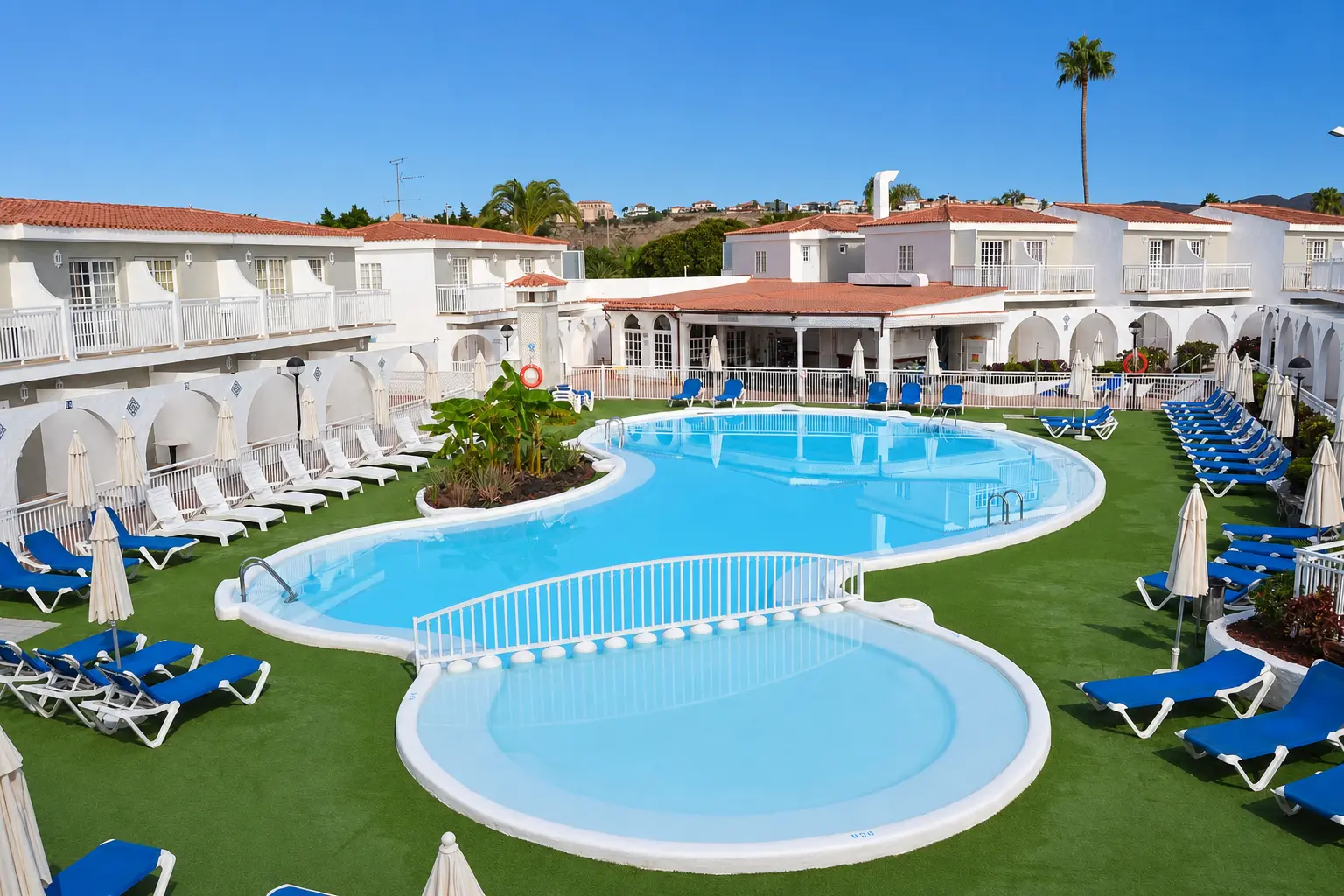 Piscina y bungalows blancos de Parque Nogal en Maspalomas